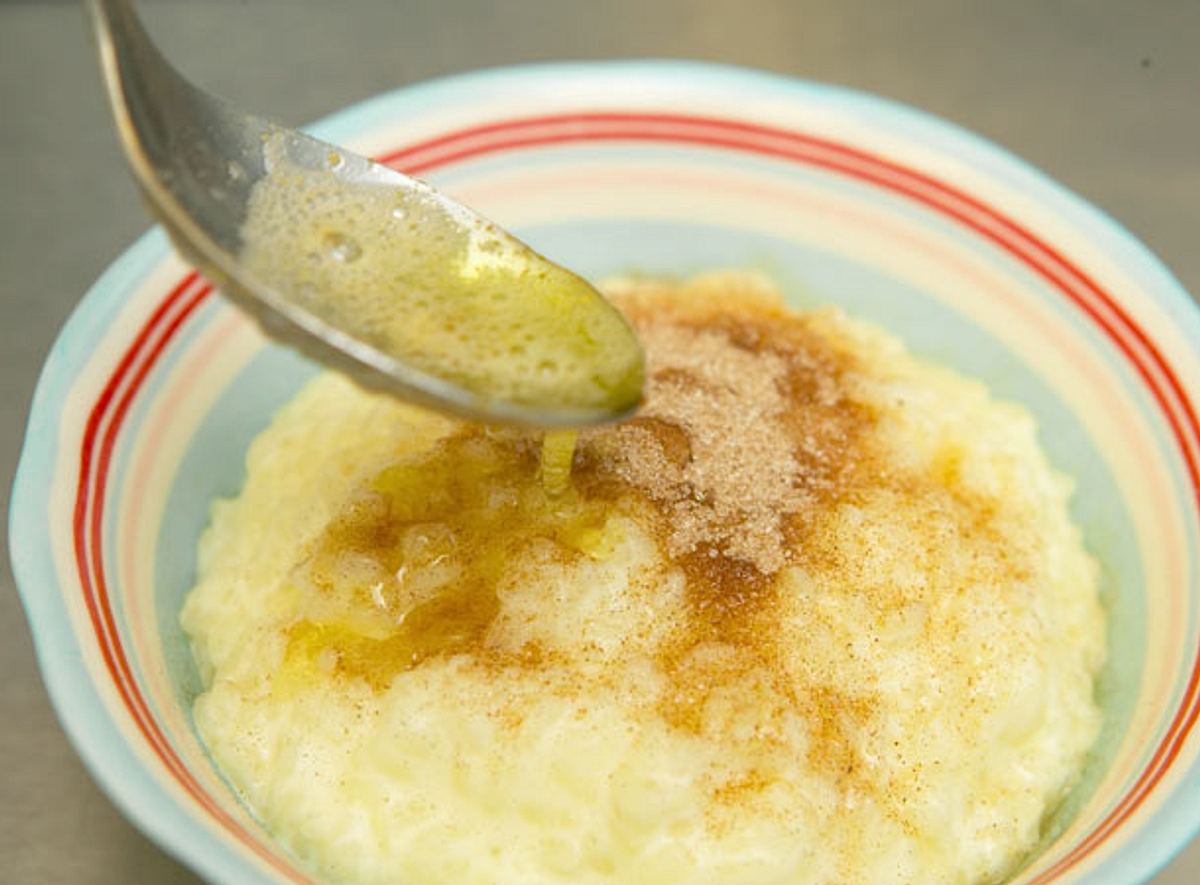 Geschmolzene Butter ist das I-Tüpfelchen auf Milchreis mit Zimt-Zucker.