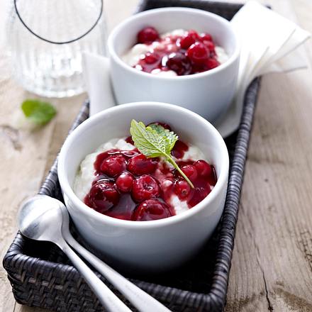 Milchreis mit Sahne und Rote Grütze Rezept Milchreis mit Sahne und Rote Grütze Rezept