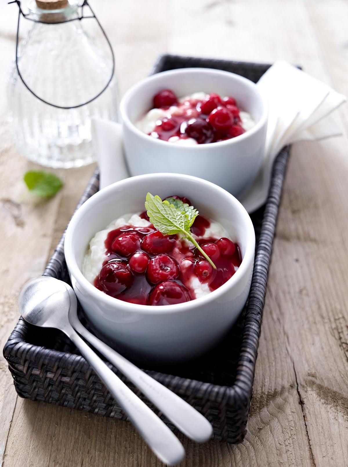 Milchreis mit Sahne und Rote Grütze Rezept