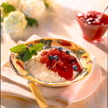 Milchreis mit Schmand und roter Grütze Rezept Milchreis mit Schmand und roter Grütze Rezept