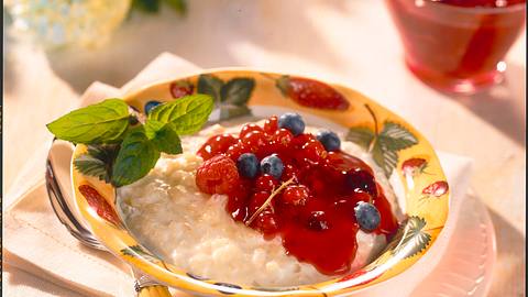 Milchreis mit Schmand und roter Grütze Rezept - Foto: Maass