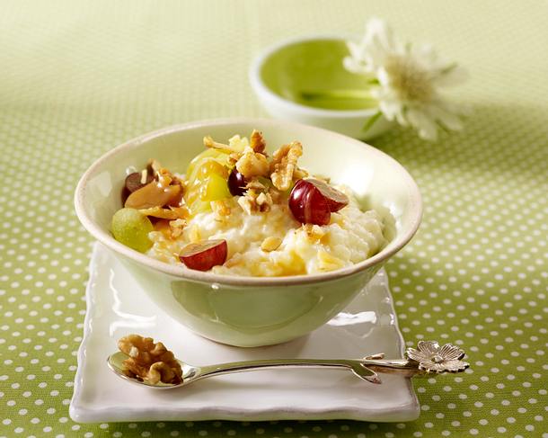 Milchreis mit Trauben, Walnüssen und Karamellsoße Rezept Milchreis mit Trauben, Walnüssen und Karamellsoße Rezept