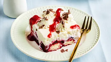 Ein Stück Milchreis-Tiramisu mit Beerensoße und Schokoraspel auf einem Teller. - Foto: LECKER @ Bauer Media Group Ein Stück Milchreis-Tiramisu mit Beerensoße und Schokoraspel auf einem Teller. - Foto: LECKER @ Bauer Media Group