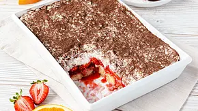 Das Milchreis-Tiramisu ist in einer Auflaufform geschichtet. Ein Stück ist entnommen. Man sieht Erdbeeren, Erdbeersoße, Milchreis und die Löffelbiskuits. - Foto: ShowHeroes für LECKER @ Bauer Media Group Das Milchreis-Tiramisu ist in einer Auflaufform geschichtet. Ein Stück ist entnommen. Man sieht Erdbeeren, Erdbeersoße, Milchreis und die Löffelbiskuits. - Foto: ShowHeroes für LECKER @ Bauer Media Group