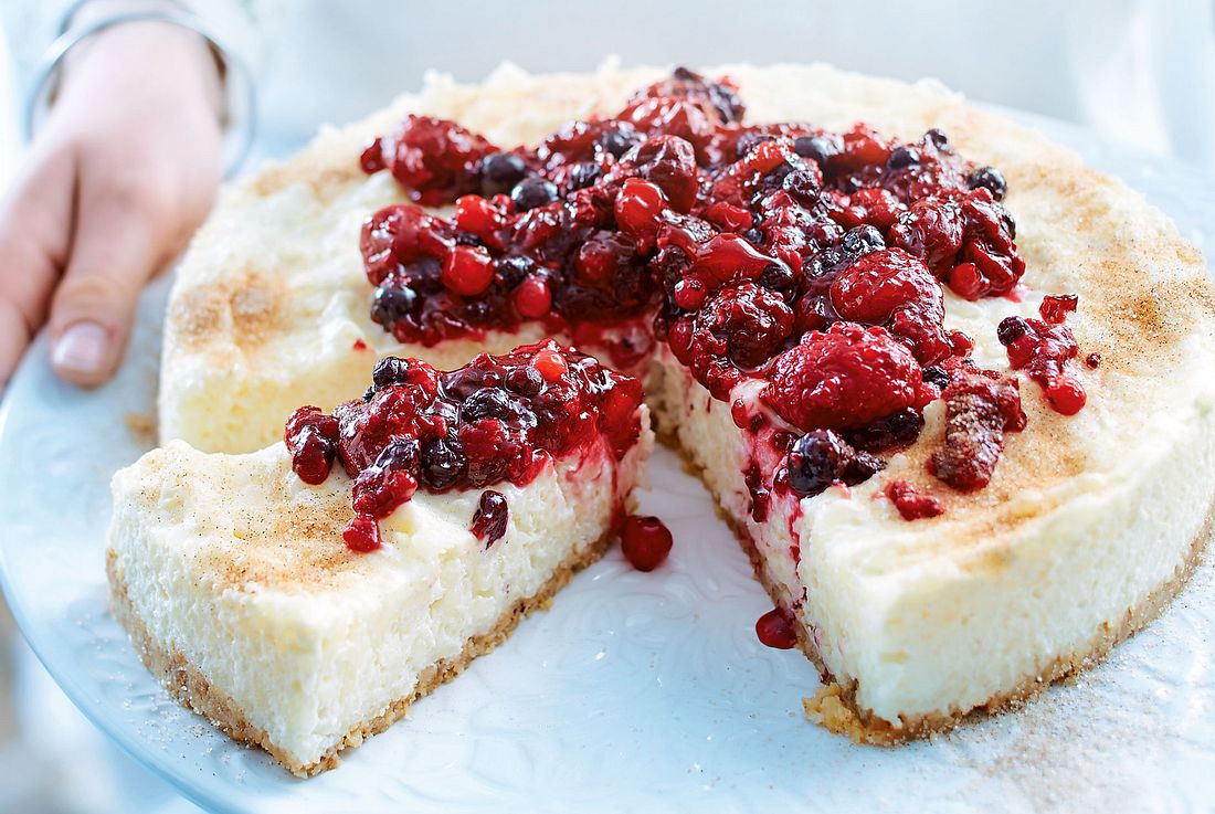 Milchreiskuchen mit Beerenkompott Rezept | LECKER