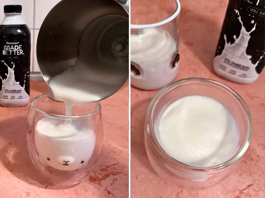Links: Cremiger Milchschaum aus dem elektrischen Milchaufschäumer wird in ein Glas gegossen; rechts: Topshot auf den dichten Milchschaum im Glas