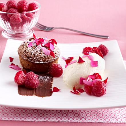 Milchschokoladen-Törtchen mit weißer Schokoladen-Mousse und Rosenblättern Rezept