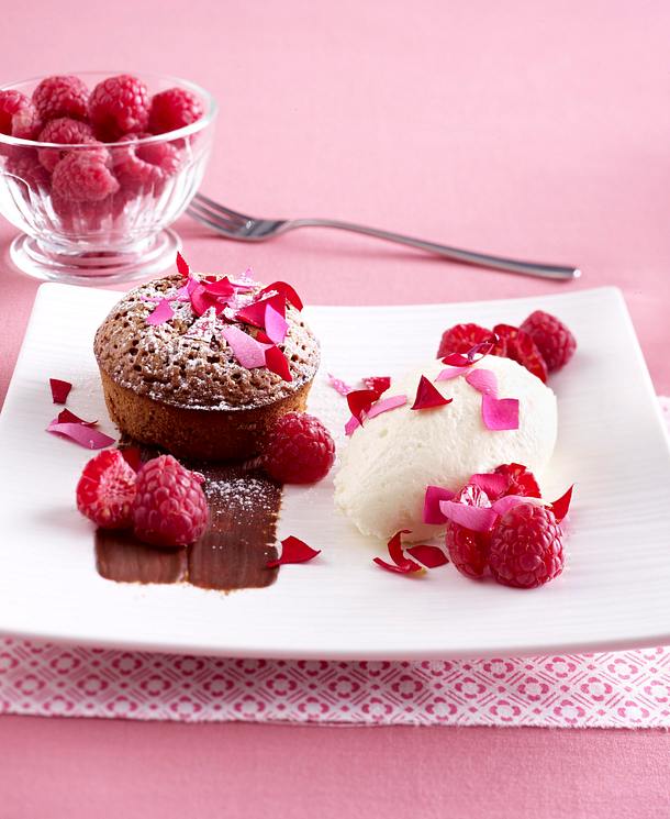 Milchschokoladen Tortchen Mit Weisser Schokoladen Mousse Und Rosenblattern Rezept Lecker