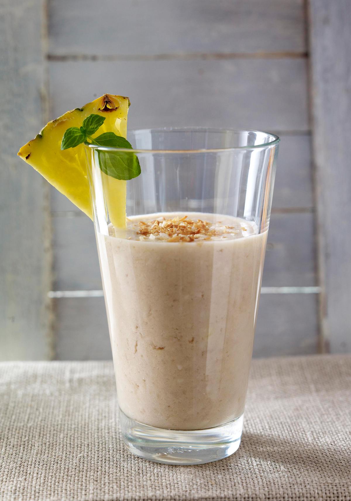 Milchshake mit Ananas, Banane und Kokos Rezept