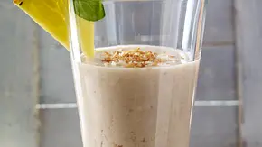 Milchshake mit Ananas, Banane und Kokos Rezept - Foto: LECKER @ Bauer Media Group