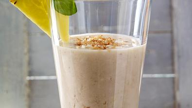 Milchshake mit Ananas, Banane und Kokos Rezept - Foto: LECKER @ Bauer Media Group