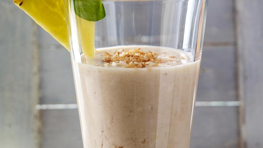 Milchshake mit Ananas, Banane und Kokos Rezept - Foto: House of Food / Bauer Food Experts KG