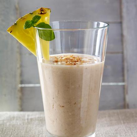 Milchshake mit Ananas, Banane und Kokos Rezept