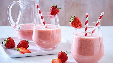 Milchshake mit gerösteten Erdbeeren und Mandelmilch Rezept - Foto: House of Food / Bauer Food Experts KG