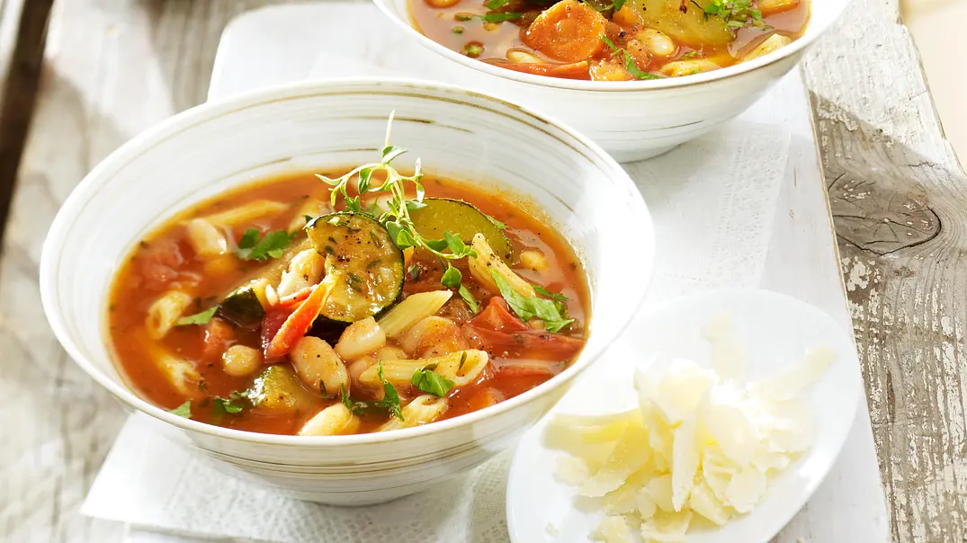 Minestrone (italienische Gemüsesuppe) Rezept - Foto: LECKER @ Bauer Media Group Minestrone (italienische Gemüsesuppe) Rezept - Foto: LECKER @ Bauer Media Group