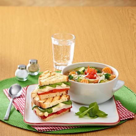 Minestrone mit Hähnchen-Panini Rezept Minestrone mit Hähnchen-Panini Rezept