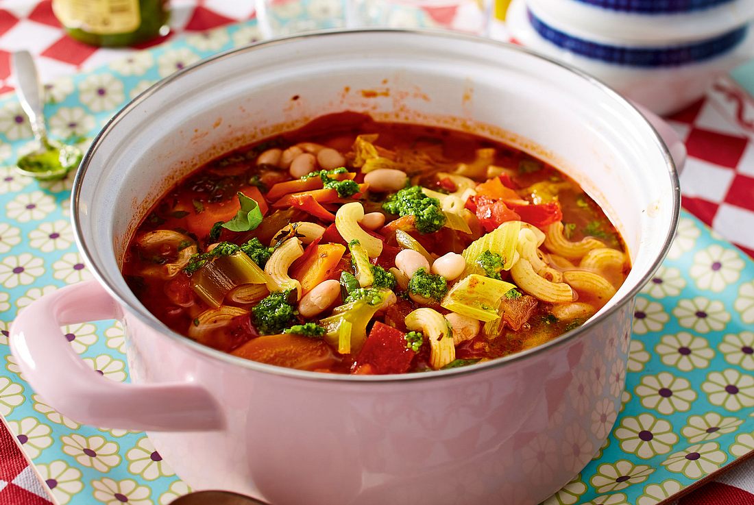 Minestrone mit Mandel-Basilikum-Pesto Rezept | LECKER