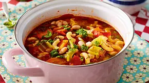 Minestrone mit Mandel-Basilikum-Pesto Rezept - Foto: LECKER @ Bauer Media Group Minestrone mit Mandel-Basilikum-Pesto Rezept - Foto: LECKER @ Bauer Media Group