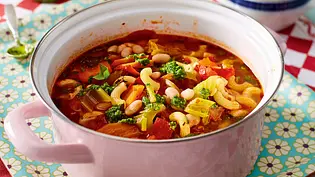 Minestrone mit Mandel-Basilikum-Pesto Rezept - Foto: LECKER @ Bauer Media Group