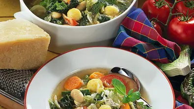 Minestrone mit Polenta-Klößchen Rezept - Foto: LECKER @ Bauer Media Group