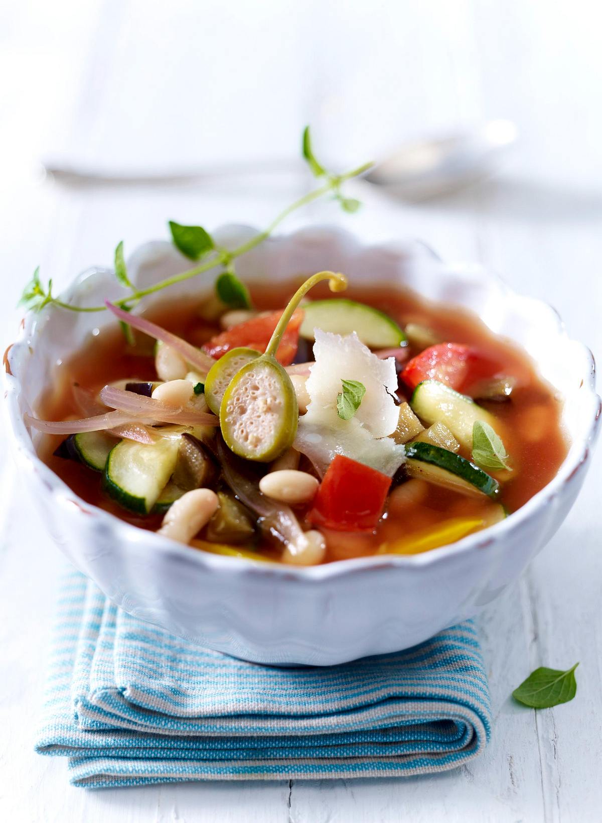 Minestrone mit Zucchini, Tomaten, Paprika und ital. Bohnenkernen Rezept