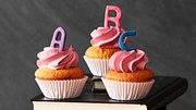 Essen zur Einschulung: Mini-ABC-Cupcakes mit Marzipan - Foto: House of Food / Bauer Food Experts KG