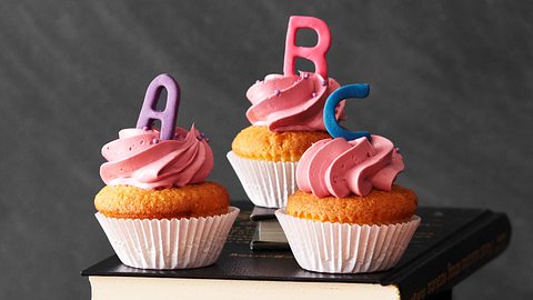 Essen zur Einschulung: Mini-ABC-Cupcakes mit Marzipan - Foto: House of Food / Bauer Food Experts KG