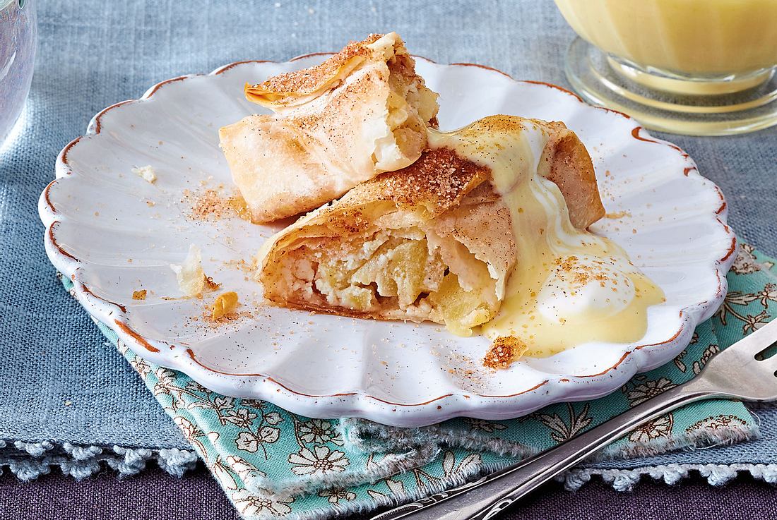 Mini-Apfelstrudel mit Marzipan &amp; Vanillesoße Rezept | LECKER