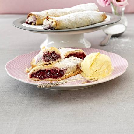 Mini-Beeren-Strudel mit Vanilleeis Rezept