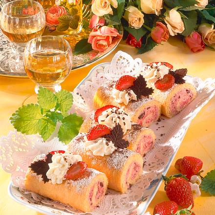 Mini-Biskuitrollen mit Erdbeeren Rezept Mini-Biskuitrollen mit Erdbeeren Rezept