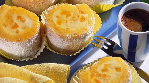 Mini-Biskuittörtchen mit Mango-Mascarpone-Füllung Rezept - Foto: House of Food / Bauer Food Experts KG