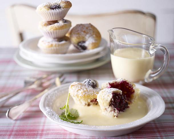 Mini-Brombeermuffins mit Vanillesoße Rezept Mini-Brombeermuffins mit Vanillesoße Rezept