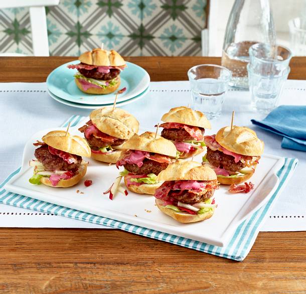 Mini-Burger mit Rote Bete-Dressing und Speck Rezept Mini-Burger mit Rote Bete-Dressing und Speck Rezept