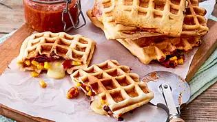 Mini-Calzone aus dem Waffeleisen - Foto: LECKER @ Bauer Media Group