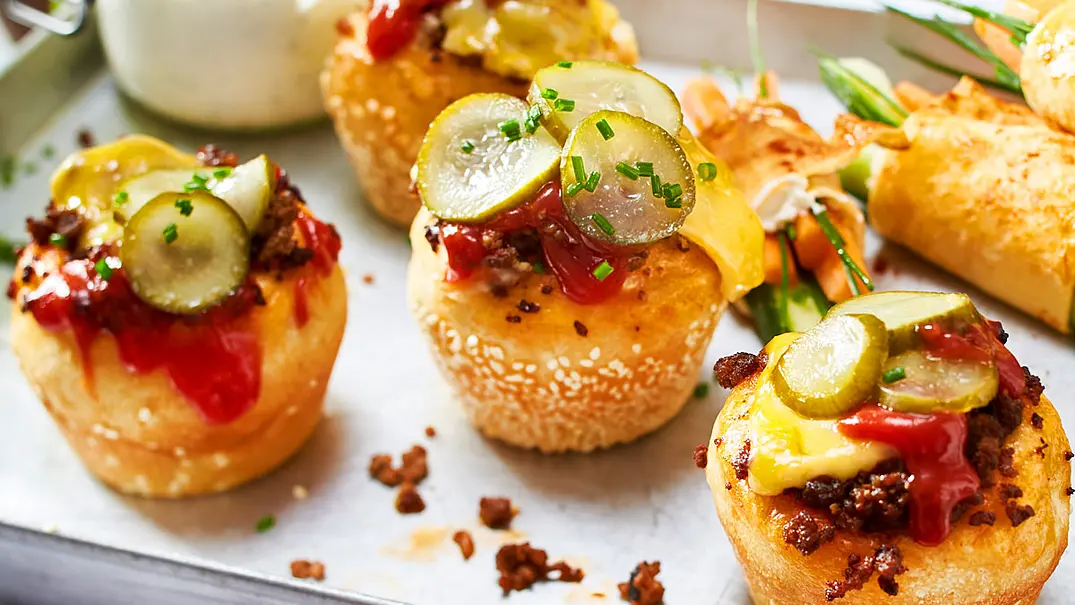 Mini-Cheeseburgermuffins Rezept - Foto: LECKER @ Bauer Media Group Mini-Cheeseburgermuffins Rezept - Foto: LECKER @ Bauer Media Group