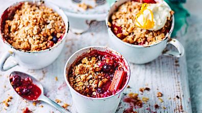 Mini-Crumbles mit Rhabarber-Beeren-Mix Rezept - Foto: LECKER @ Bauer Media Group