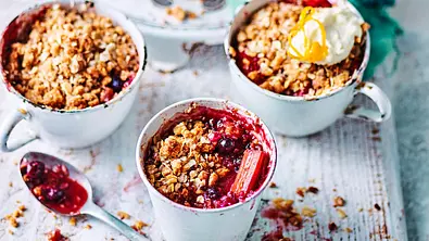 Mini-Crumbles mit Rhabarber-Beeren-Mix Rezept - Foto: LECKER @ Bauer Media Group