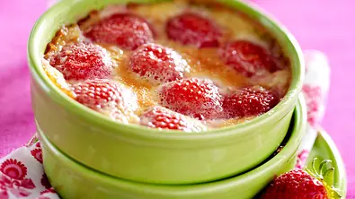 Mini-Erdbeer-Clafoutis Rezept - Foto: LECKER @ Bauer Media Group