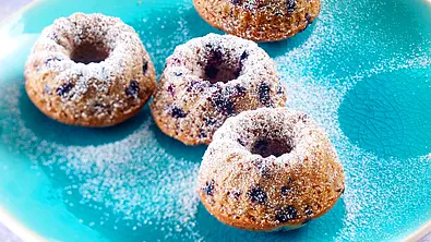 Mini-Guglhupf mit Buttermilch und Holunderbeeren Rezept - Foto: LECKER @ Bauer Media Group