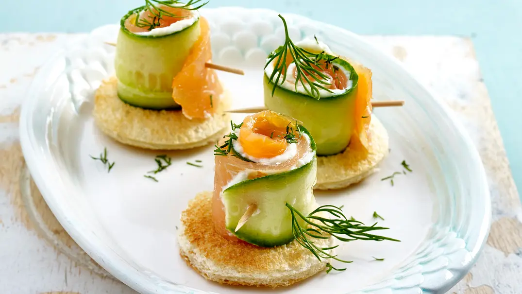 Mini-Gurken-Lachs-Röllchen Rezept - Foto: LECKER @ Bauer Media Group Mini-Gurken-Lachs-Röllchen Rezept - Foto: LECKER @ Bauer Media Group