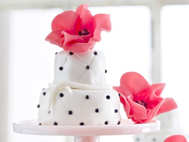 Mini-Hochzeitstorten mit Mohn Rezept Mini-Hochzeitstorten mit Mohn Rezept