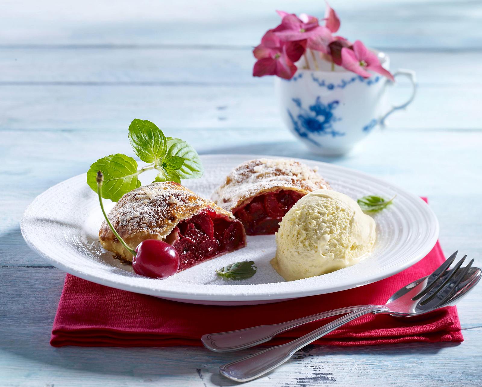Mini-Kirschstrudel mit Vanilleeis Rezept | LECKER