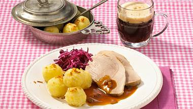 Mini-Knödel zu Schweinebraten in Malzbiersoße und Rotkohlsalat Rezept - Foto: Först, Thomas