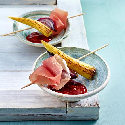 Mini-Maiskölbchenspieße mit Parmaschinken, roter Zwiebel und Salsa Rezept
