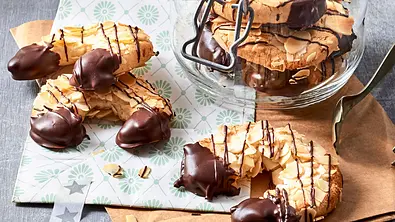 Mini-Mandelhörnchen mit Schokospitzen - Foto: LECKER @ Bauer Media Group