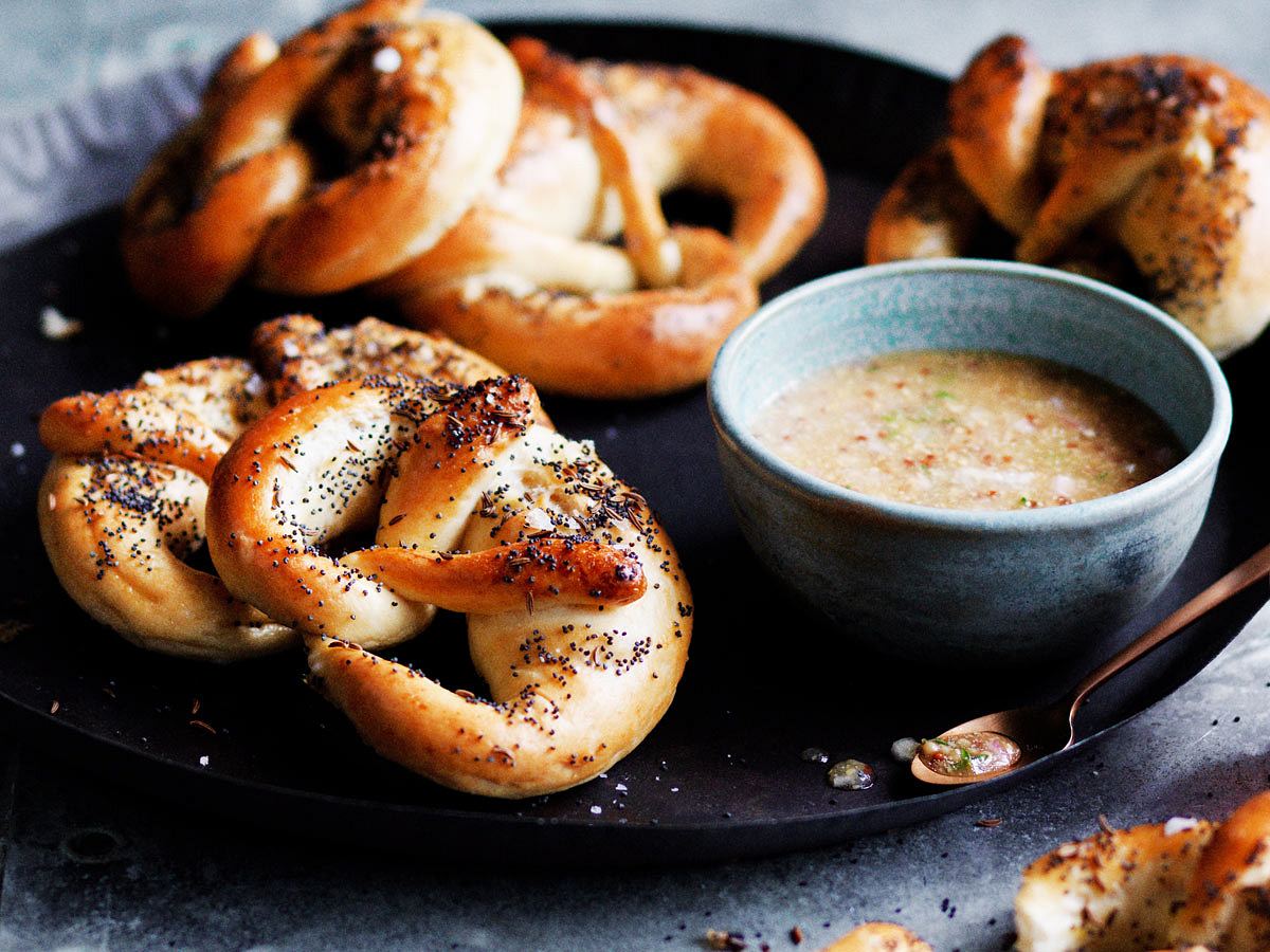 Mini-Mohnbrezeln mit Honig-Senf-Dip Rezept