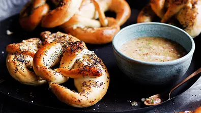 Mini-Mohnbrezeln mit Honig-Senf-Dip Rezept - Foto: LECKER @ Bauer Media Group