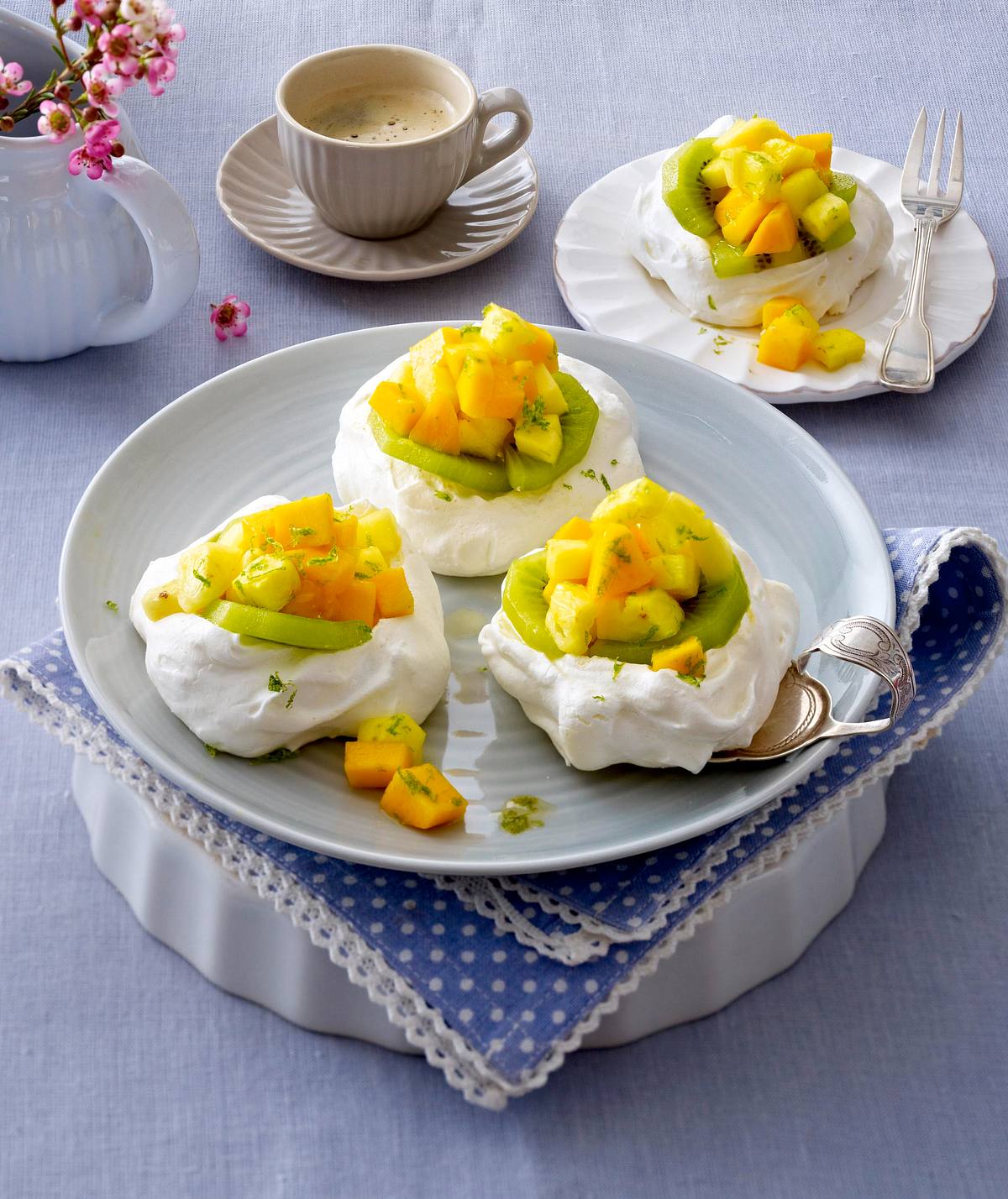 Mini-Pavlovas mit Ananas-Mango-Kiwi-Cocktail Rezept