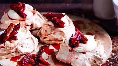 Mini-Pavlovas mit gebackenem Rhabarber-Kompott Rezept - Foto: House of Food / Bauer Food Experts KG