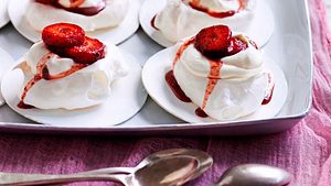 Mini-Pavlovas mit mariniertem Beeren-Mudra Rezept - Foto: Are Media Syndication 